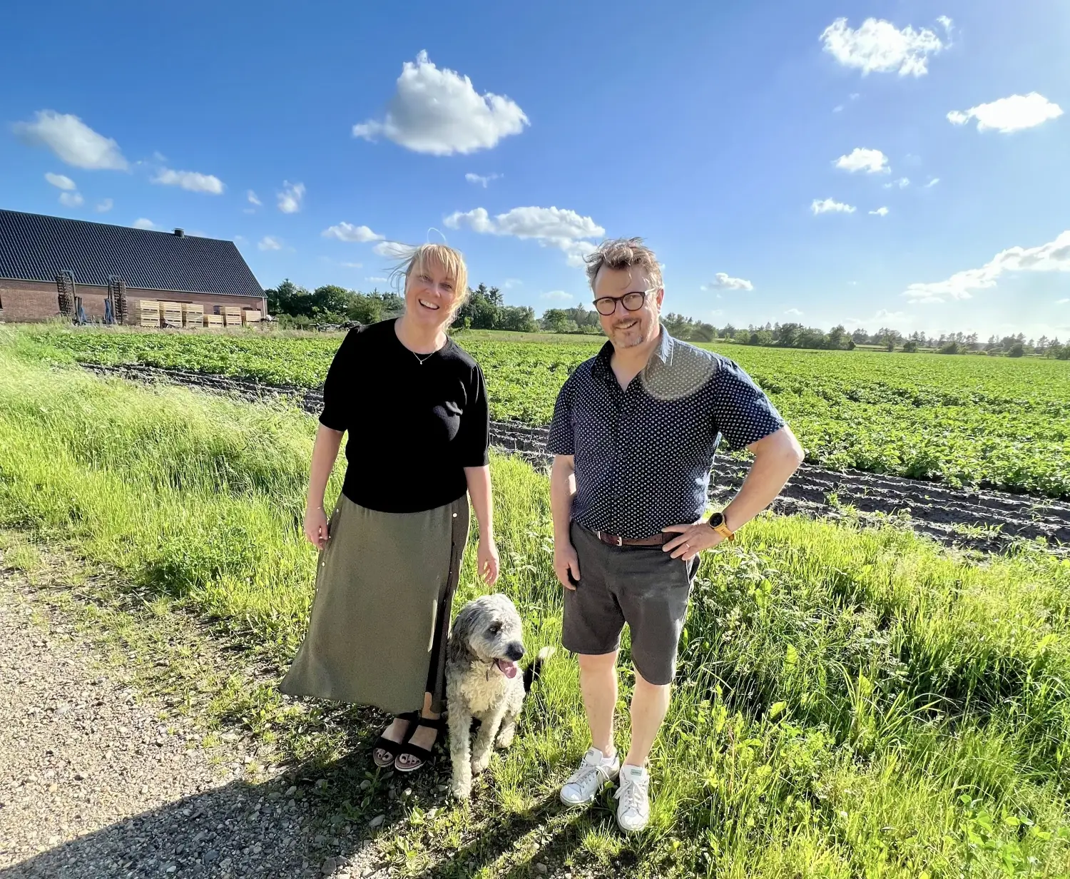 Familien bag Laasbækgård i arbejdstøj