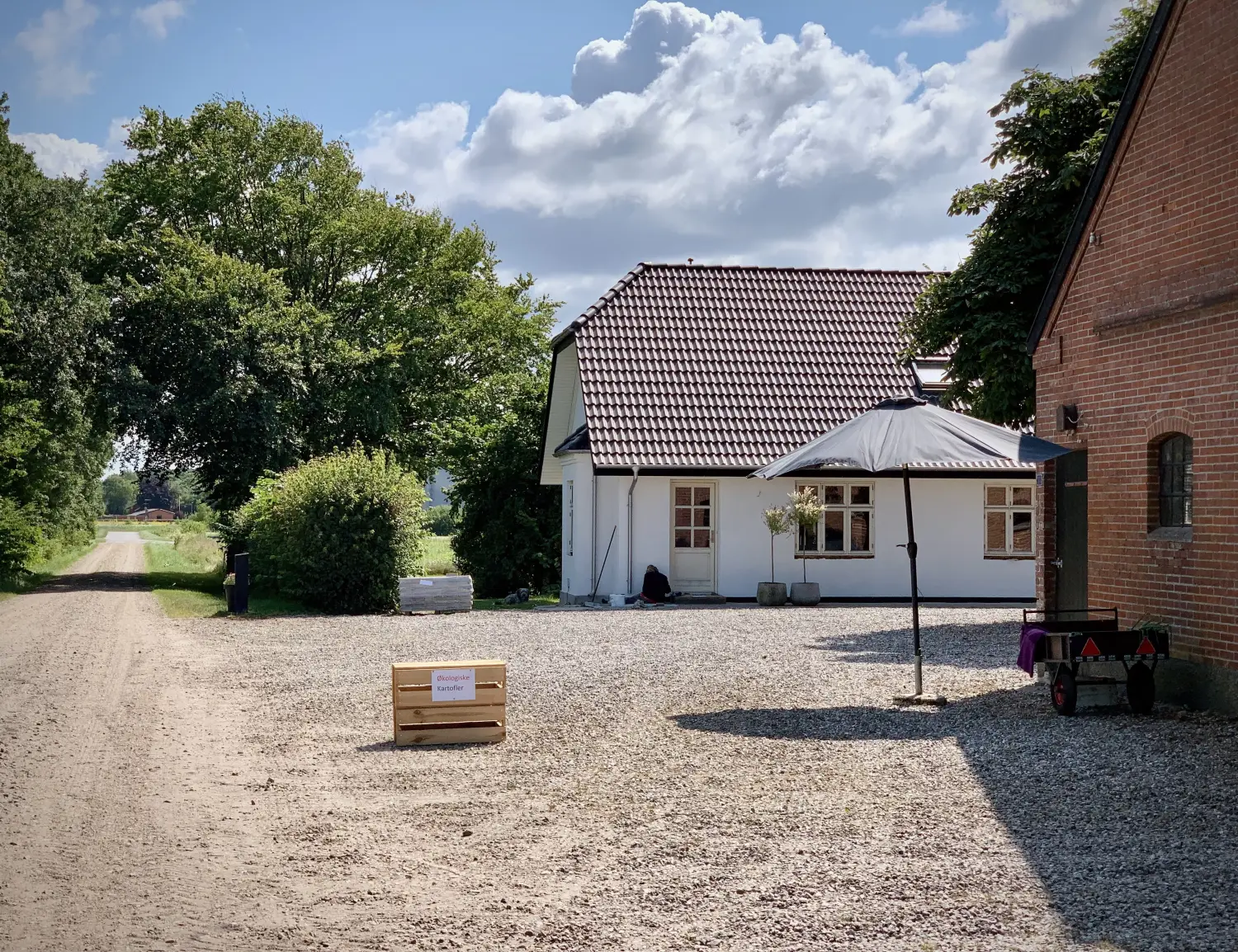 Gårdbutikken en sommerdag på Laasbækgård