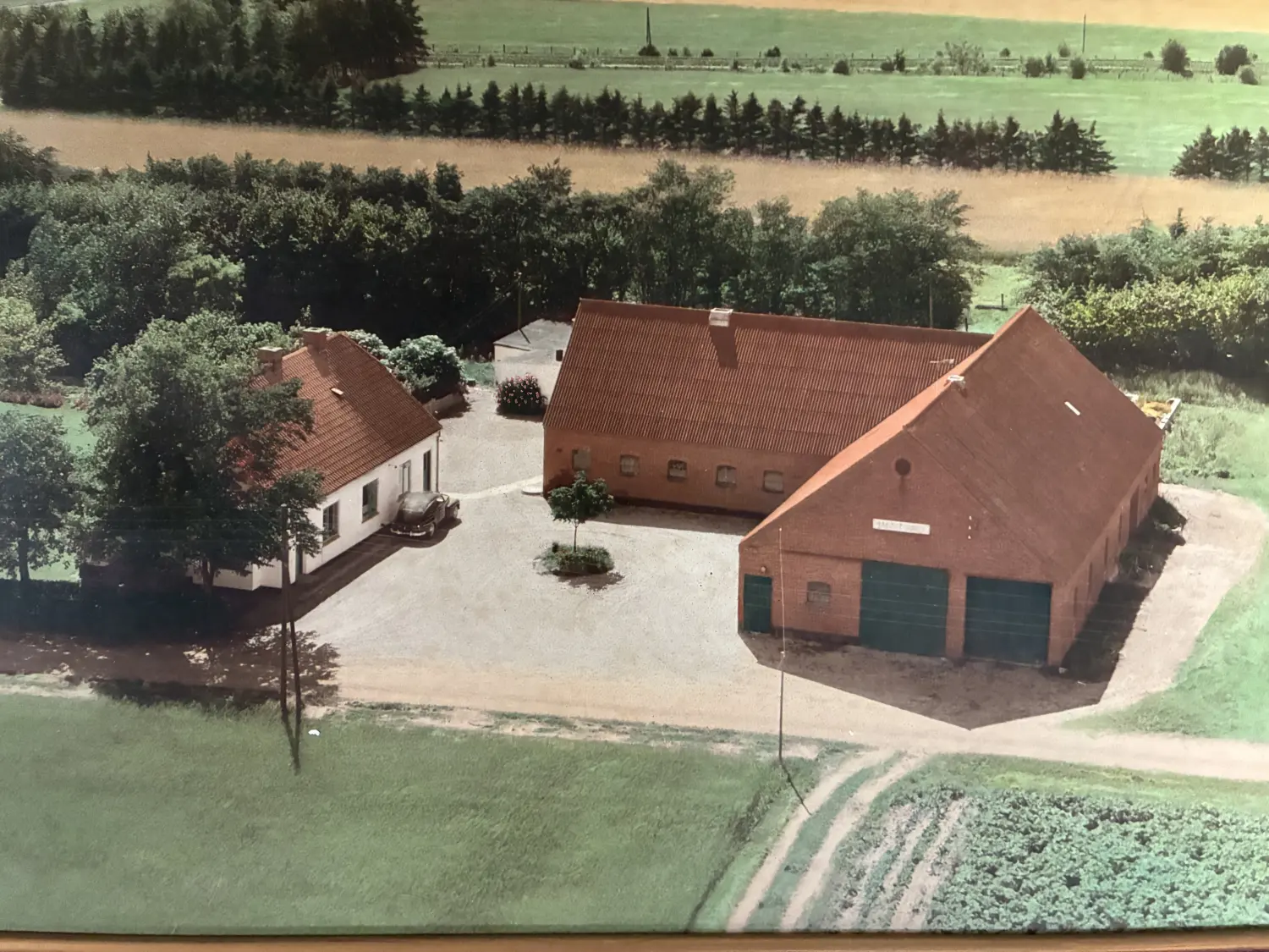 Laasbækgaard fotograferet fra luften i tidligere år